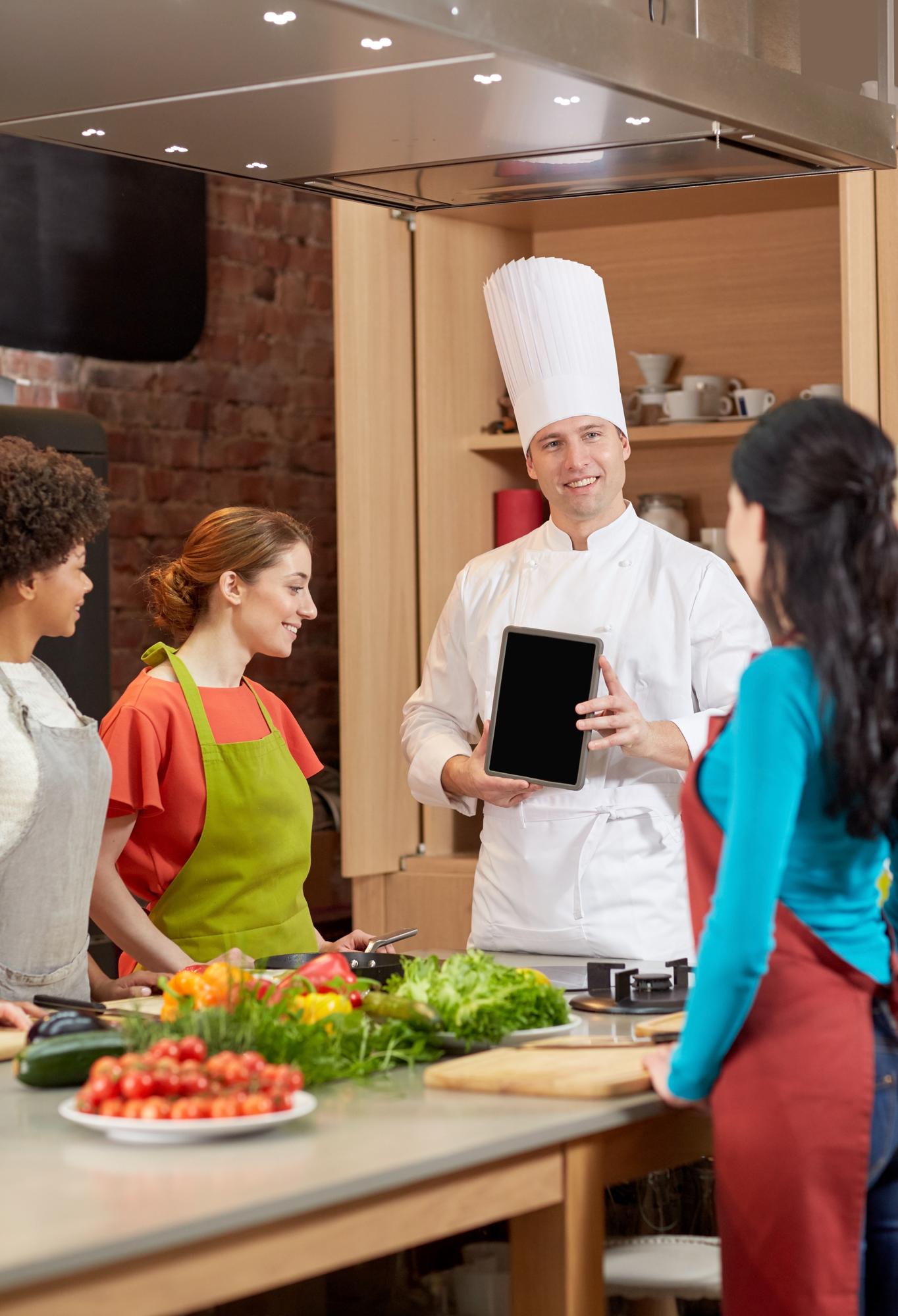 Sala corsi con chef che abbia relazione con partecipanti